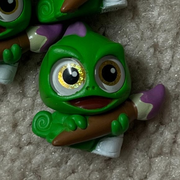 Disney Doorables Academy: Pascal - Picture 2 of 3